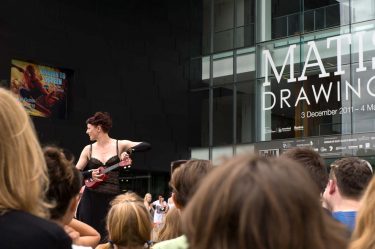 Amanda Palmer performance at the Gallery of Modern Art