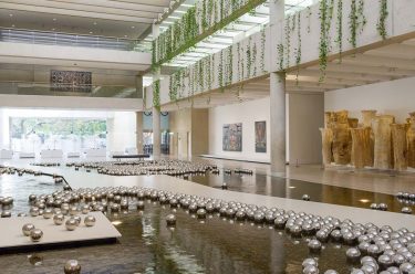 Installation view of Yayoi Kusama’s Narcissus garden 1966/2002, QAG Watermall 2017
